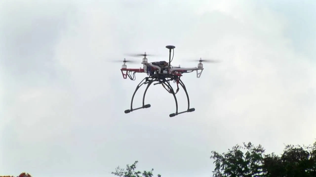 ఇటీవల జరిగిన ఆపరేషన్ సిందూర్ సమయంలో డ్రోన్లు గురించి బాగా చర్చ నడిచింది. ఇటీవలి కాలంలో యుద్ధాల సమయంలో సహా వివిధ ప్రదేశాలలో ఈ డ్రోన్ల వాడకం పెరిగింది. ఈ సందర్భంలో, డ్రోన్ల ఆవిష్కరణకు అపారమైన ప్రాముఖ్యత లభిస్తోంది. భవిష్యత్తులో రక్షణ దళాలకు సహాయపడే డ్రోన్లను తయారు చేయడానికి ధార్వాడ్లో నిర్వహించిన పోటీలో విద్యార్థులు పాల్గొన్నారు.