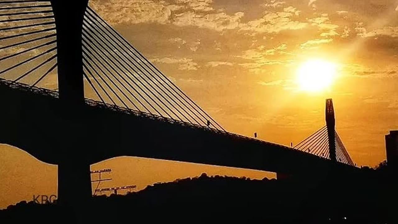 హైదరాబాద్ నగర నడిబొడ్డున ఉన్న అందమైన దుర్గం చెరువు సూర్యాస్తమయాలకు ప్రత్యేకంగా నిలుస్తుంది. సూర్యాస్తమయ సమయంలో సరస్సు రాతి కొండల మధ్య సూర్యుడు చూస్తే ఆ అనుభూతి వర్ణనాతీతం. నగరంలో తక్కువ మంది ప్రజలు మాత్రమే దీనిని సందర్శించారు. ఫోటోగ్రఫీని ఇష్టపడే వ్యక్తులకు ఇది మంచి ఎంపిక. అలాగే ప్రశాంతమైన సూర్యాస్తమయాన్నీ ఆస్వాదించాలనుకొనే వ్యక్తులకు దుర్గం చెరువు సరైన ప్రదేశం.