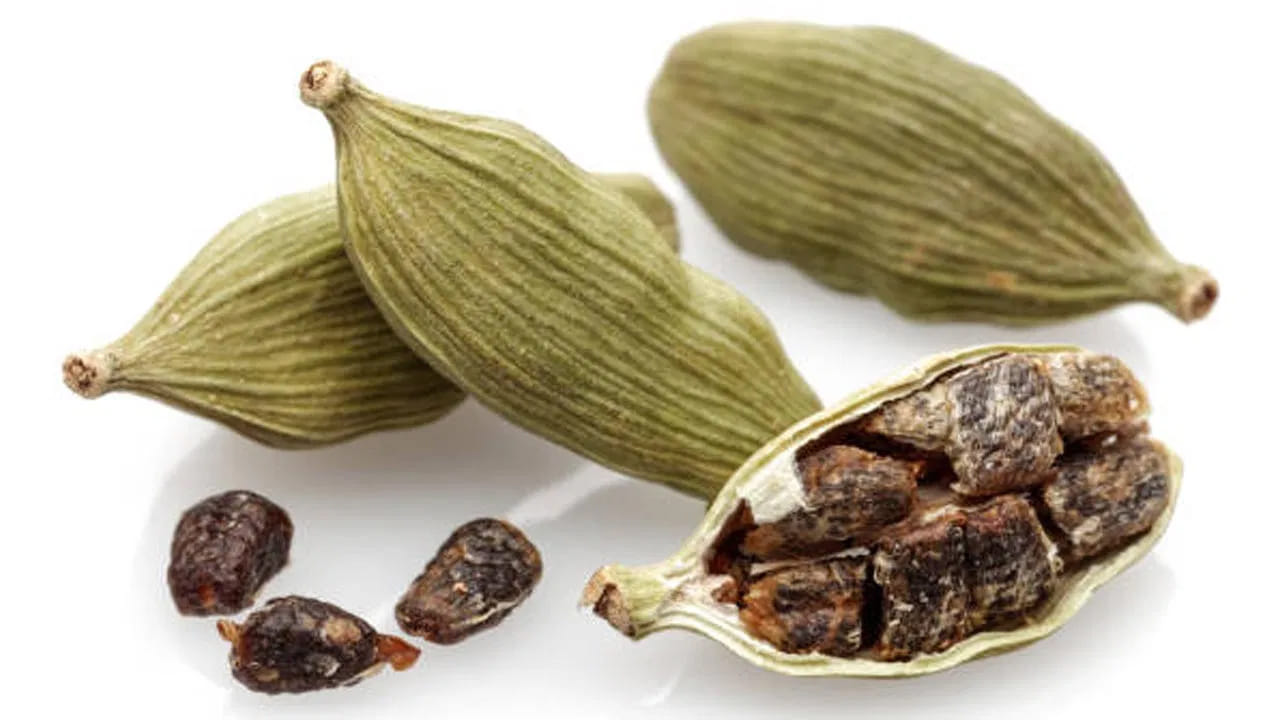 యాలకులను హిందీలో ఇలాచీ అని పిలుస్తారు. వీటిని వంటల్లో అనేక రకాలుగా వాడుకోవచ్చు. పచ్చయాలకులను కొందరు దంచి పొడిగా చేసి వంటకాల్లో వాడుతూ ఉంటారు. ఇలా చేయడంతో వంటకాల్లో సువాసనతో పాటు లోపలి గింజల ఫ్లేవర్ కూడా బాగా పడుతుంది. అయితే కొన్ని వంటల్లో యాలకుల గింజలను మాత్రమే వేస్తారు. ఇవి వంటకు మరింత ఘాటైన సువాసనను అందిస్తాయి. అయితే కొన్ని సార్లు వీటి నుంచి నూనేను కూడా తయారు చేస్తారు. దాన్ని స్వీట్స్‌ తయారీ, బేకరీల్లో వాడుతారు.
