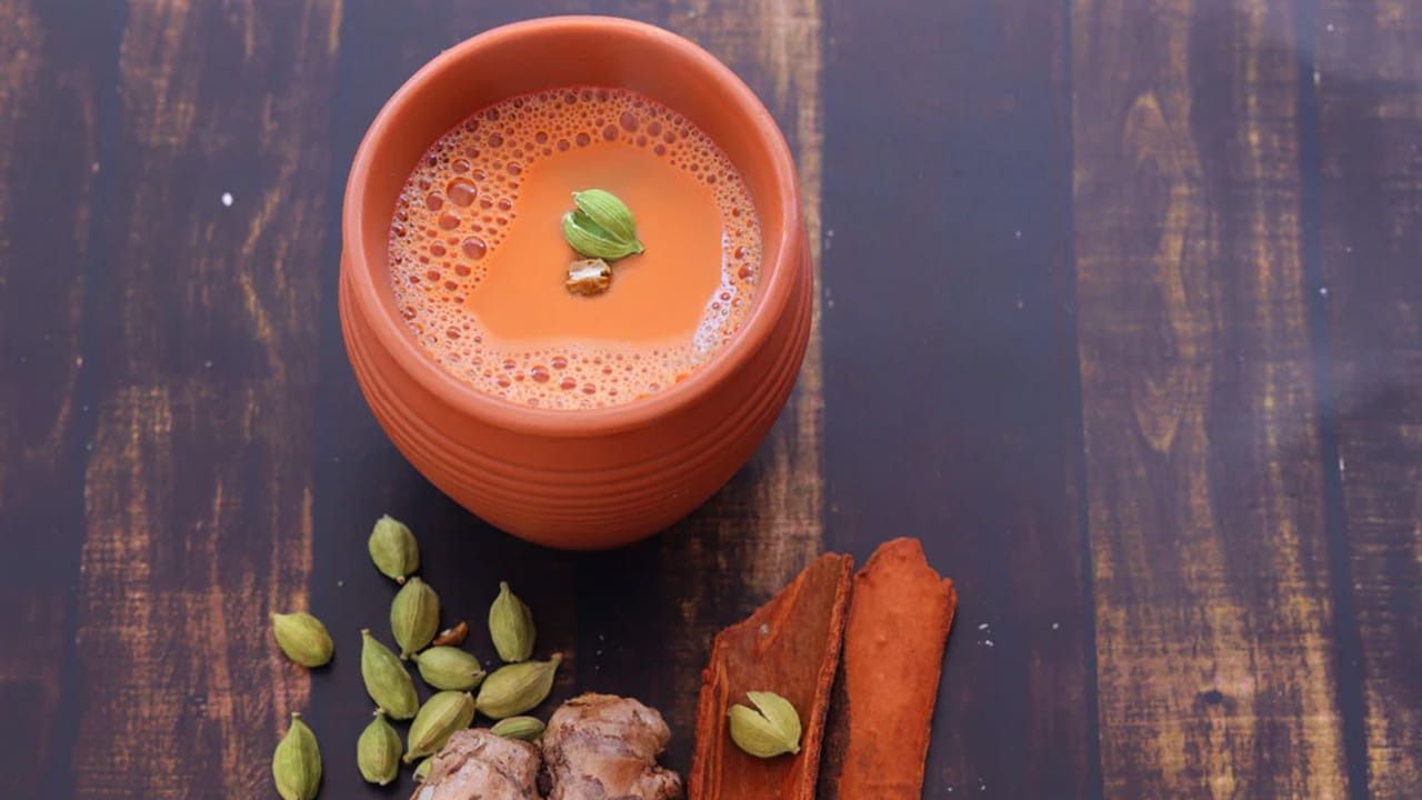 మన దేశంలో యాలకులను ఎక్కువగా టీలో ఫ్లేవర్ కోసం వినియోగిస్తారు. దీన్ని కలిపితే టీకి వచ్చే సువాసనా ఎంతో అమోగంగా ఉంటుంది. చాలా మందికి ఇలాచి ఛాయ్ అంటే ఏంతో ఇష్టం. టీలో కూడా దీన్ని రెండు రకాలుగా వాడుతారు. ఒకరు పాలు కలిపిన టీలో వాడుతారు, పాలు కలపకుండా ఉండే బ్లాక్‌ టీలో కూడా వాడుతారు. వీటిని టీలోనే కాకుండా ఇతర రకరకాల సీతల పానియాలలో కూడా వాడుతూ ఉంటారు. 