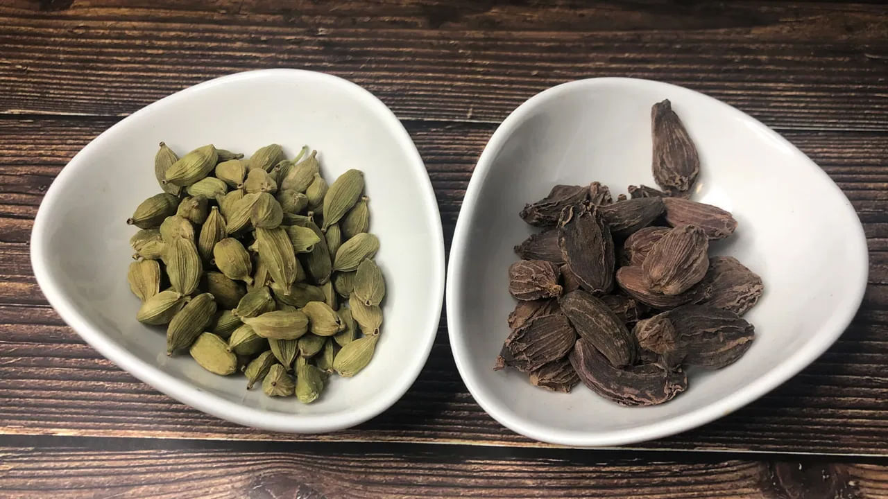 యాలకుల్లో ముఖ్యంగా రెండు రకాలు ఉంటాయి. పచ్చ యాలకులు, నల్ల యాలకులు. ఈ పచ్చ యాలకులు తియ్యగా, సువాసన బరితంగా ఉంటాయి కాబట్టి వీటిని ఎక్కువగా స్వీట్స్‌, టీ తయారీ, సాధారణ వంటకాల్లో వాడతారు. నల్ల యాలకులు ఎక్కవ ఘాటుగా ఉంటాయి కాబట్టి వీటిని ఘాటైన వంటకాలైన బిర్యానీ, నాన్‌వెజ్‌ కర్రీస్‌లో ఎక్కువగా వాడుతారు.