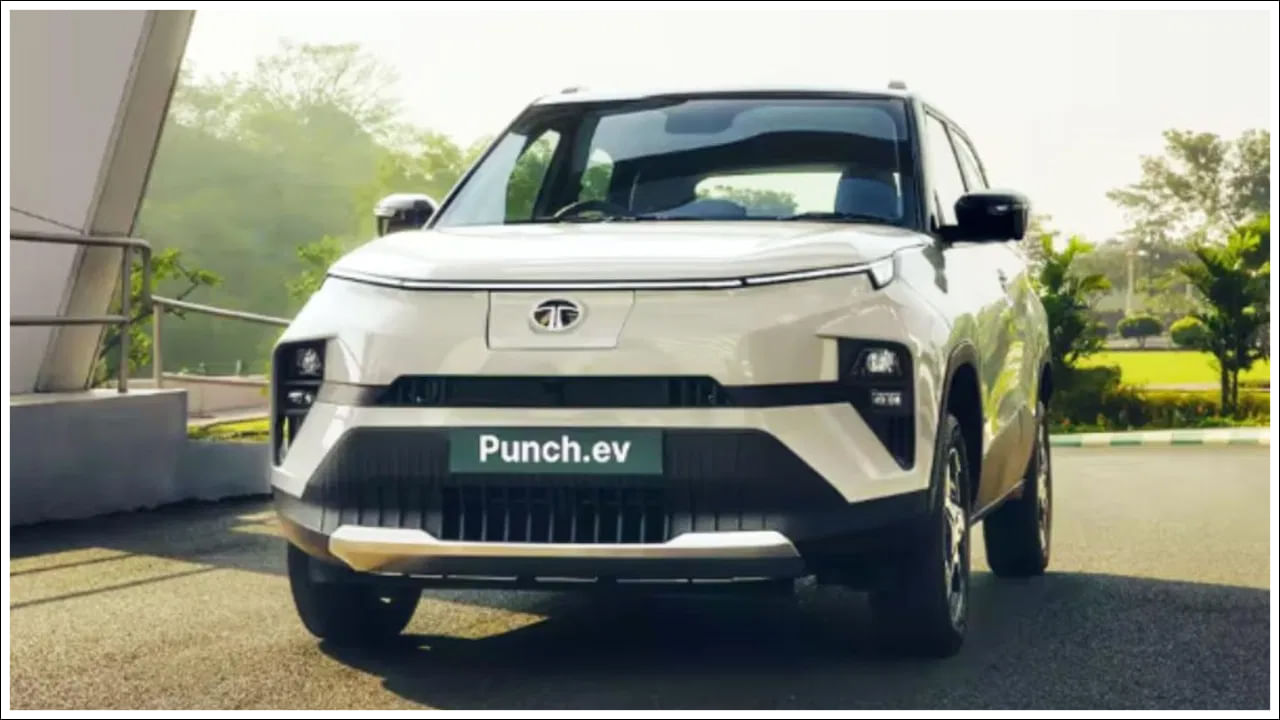 టాటా పంచ్ EV: దీని ధర రూ. 9.99 లక్షలు - రూ. 14.44 లక్షలు (ఎక్స్-షోరూమ్). SUV ప్రియులకు టాటా పంచ్ EV ఒక గొప్ప ఎంపిక. దీని స్మార్ట్ వేరియంట్ రూ. 9.99 లక్షలకు లభిస్తుంది. ఇది 25 kWh బ్యాటరీని కలిగి ఉంది. ఇది 265 కి.మీ.ల పరిధిని ఇస్తుంది. పంచ్ స్పోర్టీ లుక్, అధిక గ్రౌండ్ క్లియరెన్స్ దీనికి ఒక ప్రత్యేకమైన గుర్తింపును ఇస్తాయి.