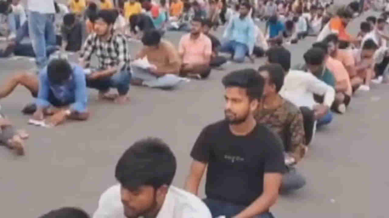 ఎయిర్ పోర్ట్ రన్వేపై కూర్చోని పరీక్ష రాసిన 300 విద్యార్థులు! ఎందుకంటే..?