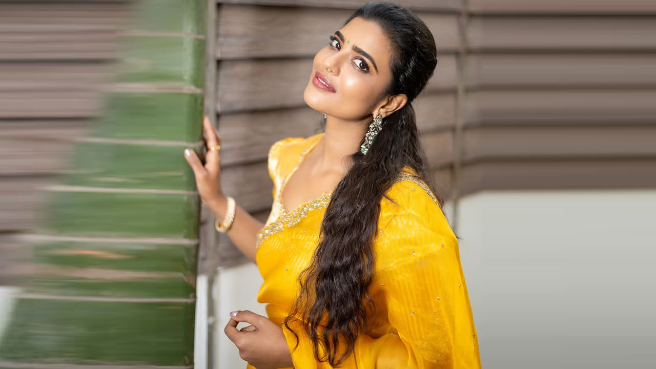 ఈ వయ్యారి తల్లిదండ్రుల నలుగురు సంతంలో ఆమె చిన్నది. వీరిలో ఇద్దరు అన్నలు ఆమె యుక్తవయస్సులో మరణించారు. ఆమె తాత అమర్నాథ్ కూడా తెలుగు సినిమా నటుడు. ఆమె అత్త శ్రీ లక్ష్మి 500 పైగా తెలుగు చిత్రాల్లో హాస్యనటిగా చేసింది.