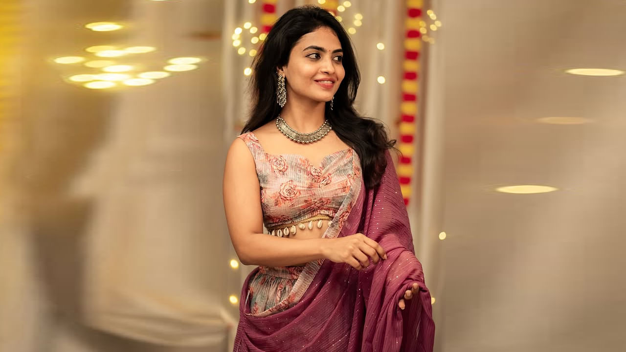 దేత్తడి హారిక బిగ్ బాస్ సీజన్ 4లో ఒక కంటెస్టెంట్ అని మనకి తెలిసిందే. హౌజ్లో తనదైన అల్లరి పనులతో టాప్ 5లో నిలిచి అందరి దృష్టిని ఆకర్షించింది. తాజాగా తన ఇంస్టాగ్రామ్ అకౌంటులో కొన్ని ఫొటోస్ షేర్ చేసింది ఈ భామ.