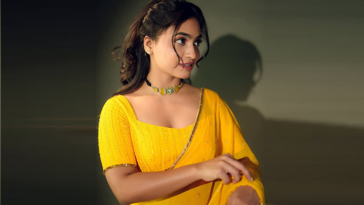 దేత్తడి హారిక బిగ్ బాస్ సీజన్ 4లో ఒక కంటెస్టెంట్ అని మనకి తెలిసిందే. హౌజ్లో తనదైన అల్లరి పనులతో టాప్ 5లో నిలిచి అందరి దృష్టిని ఆకర్షించింది. తాజాగా తన ఇంస్టాగ్రామ్ అకౌంటులో కొన్ని ఫొటోస్ షేర్ చేసింది ఈ భామ.