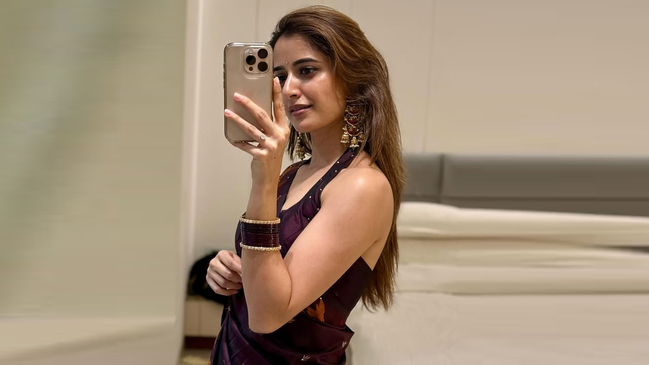 ఈ వయ్యారి అనూషా రంగనాథ్ అక్క కూడా ఉంది. ఈమె కూడా నటిగా పని చేస్తుంది. తుమకూరులోని బిషప్ సార్గెంట్ స్కూల్లో చదువుకుంది మరియు జ్యోతి నివాస్ కాలేజీలో ప్రీ-ఇన్ కోసం బెంగళూరుకు వెళ్లింది.