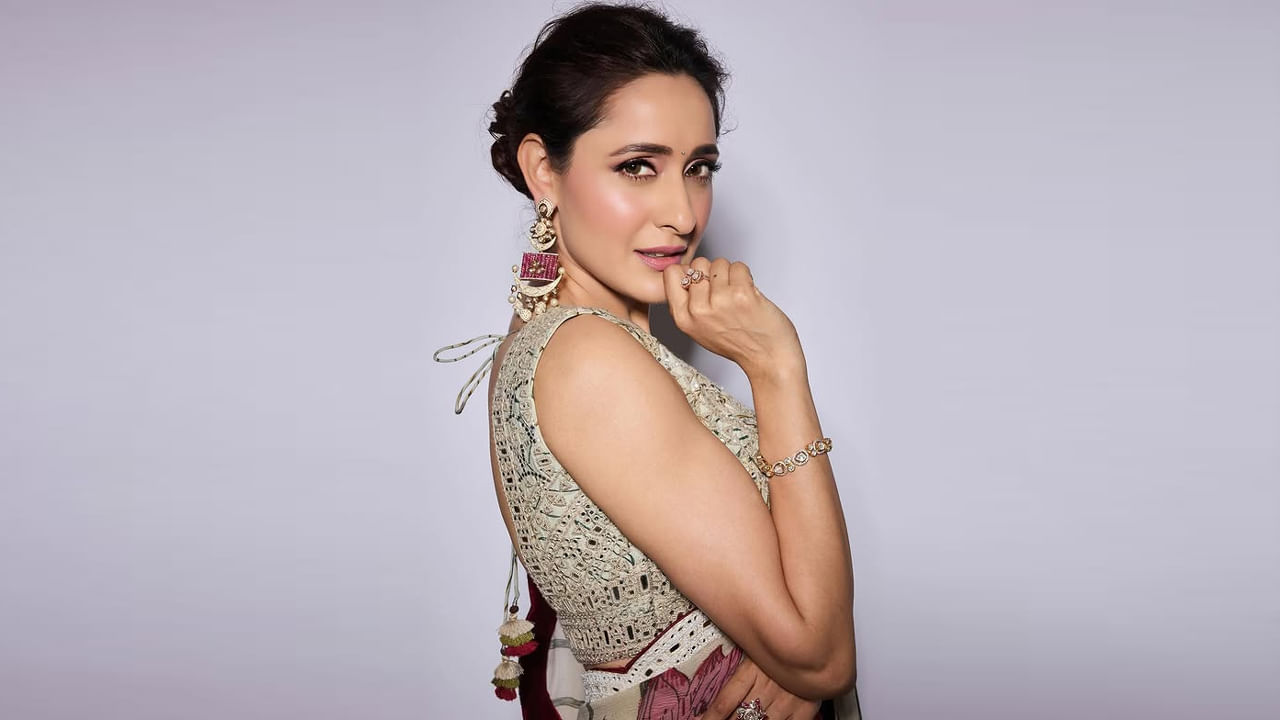 సింబయాసిస్ యూనివర్శిటీలో చదువుతున్న సమయంలో ఆమె వివిధ అందాల పోటీల్లో పాల్గొని విజయవంతమైన మోడల్‌గా మారింది. 2014లో కళ మరియు సాంస్కృతిక రంగంలో ఆమె సాధించిన విజయానికి సహజీవన సాంస్కృతిక పురస్కారాన్ని అందుకుంది. అందాల పోటీ ఫెమినా మిస్ ఇండియా 2008 ద్వారా మిస్ ఫ్రెష్ ఫేస్, మిస్ డ్యాన్సింగ్ క్వీన్ మరియు మిస్ ఫ్రెండ్ ఎర్త్ టైటిల్‌లను గెలుచుకుంది.