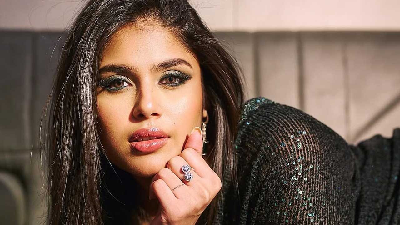 బ్యూటీ ఫరియా అబ్దుల్లా గురించి ఎంత చెప్పినా తక్కువే. అందం, అభినయం ఈ ముద్దుగుమ్మ సొంతం. జాతిరత్నాలు సినిమాతో టాలీవుడ్ లోకి ఎంట్రీ ఇచ్చిన టాల్ బ్యూటీ ఫరియా అబ్దుల్లా. మొదటి చిత్రంతోనే అందం, అభినయం పరంగా మంచి మార్కులు కొట్టేసింది.