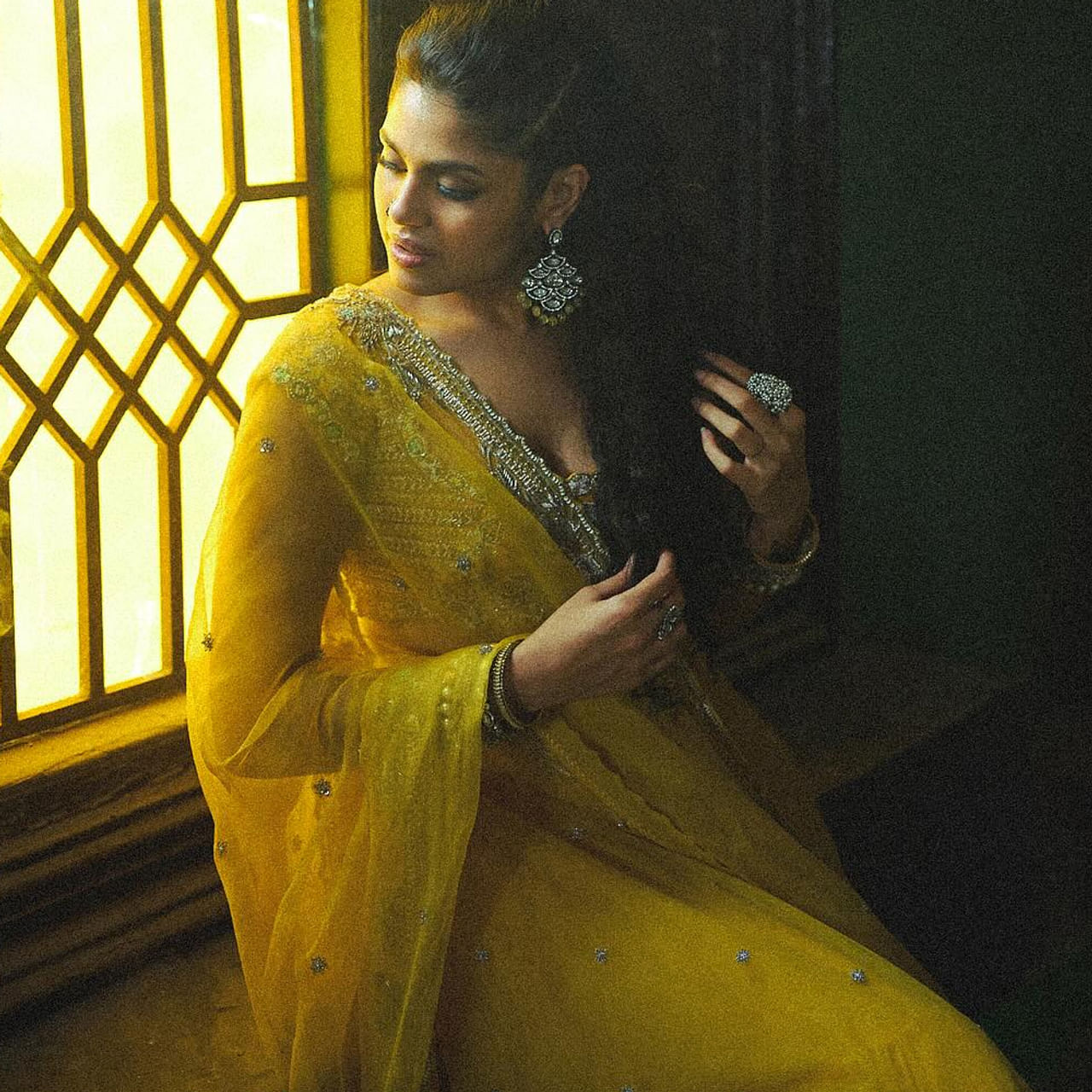 ఫారియా అబ్దుల్లా 1998 మే 28న హైదరాబాద్, తెలంగాణ, భారతదేశంలో జన్మించింది. మోడల్ గా కెరీర్ మొదలు పెట్టిన ఈ బ్యూటీ హీరోయిన్ గా రాణిస్తుంది. హిందీ-ఉర్దూ మాట్లాడే ముస్లిం కుటుంబానికి చెందినది. ఆమె తండ్రి సంజయ్ అబ్దుల్లా ఒక వ్యాపారవేత్త, తల్లి కౌసర్ సుల్తానా గృహిణి. ఆమెకు ఇనాయ అబ్దుల్లా అనే సోదరి ఉంది.