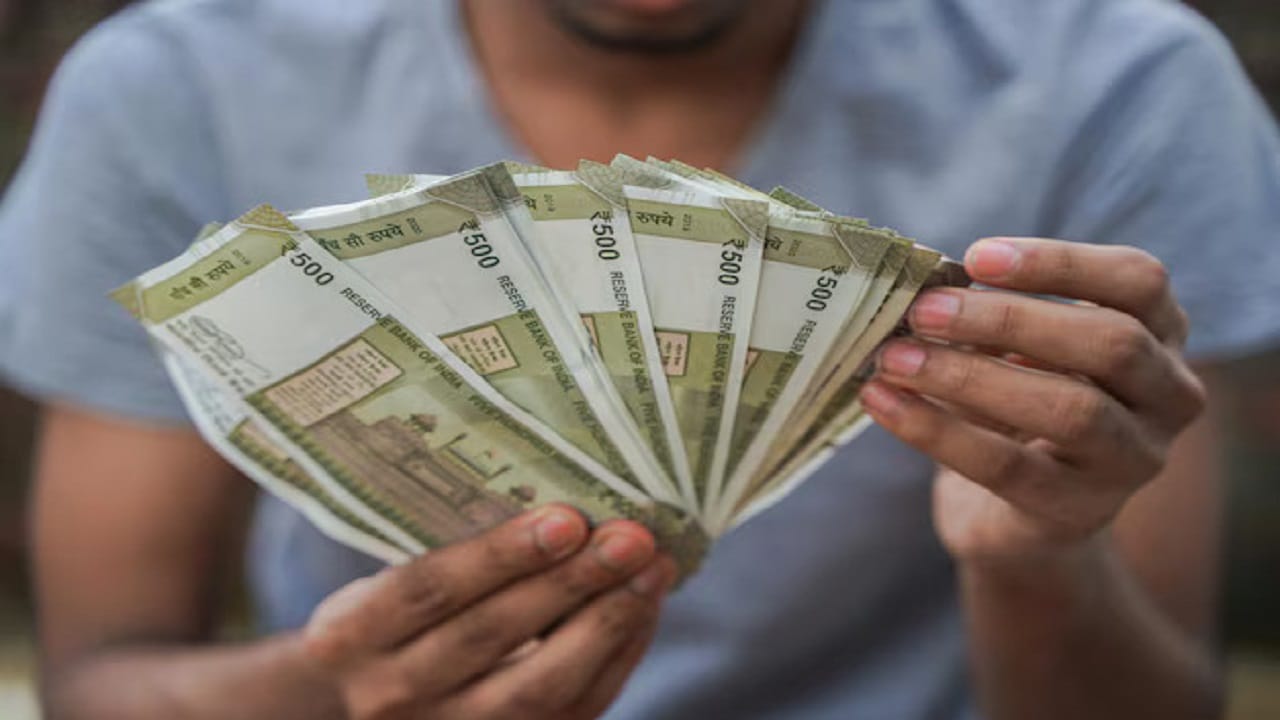 Fixed Deposits: ఖాతాదారులకు ఆ బ్యాంకుల గుడ్న్యూస్.. ఎఫ్డీలపై వడ్డీ రేట్ల తగ్గింపు