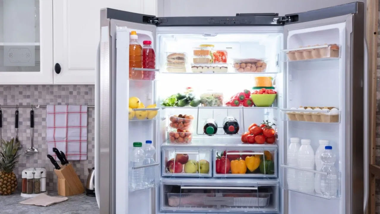 ఫ్రిజ్ ని ఎప్పటికప్పుడు శుభ్రం చేయకపోతే, అది ఒక వింత వాసనను వెదజల్లడం ప్రారంభిస్తుంది. దీని వలన అందులో నిల్వ చేసిన ఆహారం లేదా నీరు కూడా అదే వాసన రావడం ప్రారంభమవుతుంది. ఫ్రిజ్ నుండి దుర్వాసనను తొలగించడానికి సులభమైన ఇంటి నివారణ చిట్కాల గురించి తెలుసుకుందాం. ఇలా చేయడం వల్ల ఫ్రిజ్ నుండి దుర్వాసనను తొలగించవచ్చు.