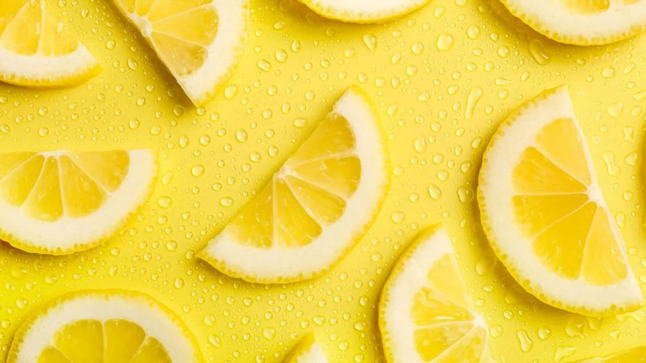 నిమ్మకాయ: నిమ్మకాయ వల్ల కలిగే ఆరోగ్య ప్రయోజనాల గురించి అందరికీ తెలుసు. కానీ దానిలో ఎన్నో గుణాలు ఉన్నాయి. ఫ్రిజ్ నుండి వచ్చే వాసన మీకు ఇబ్బంది కలిగిస్తుంటే, దాని ముక్కలను కొన్ని గంటల పాటు అందులో ఉంచండి.