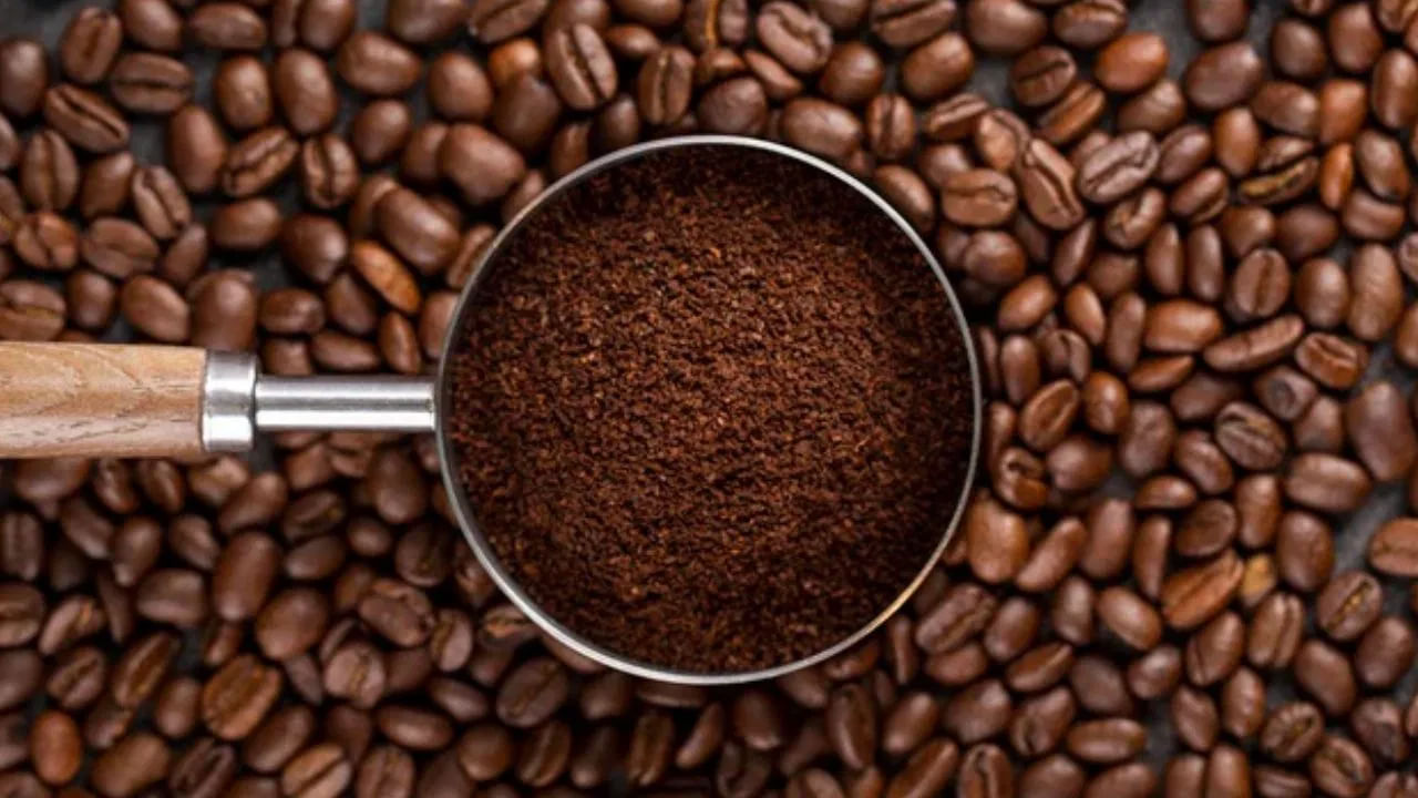 కాఫీ: కాఫీ సువాసన తాజాదనంతో నిండి ఉంటుంది. అందువల్ల, ఇది దుర్వాసనలను తొలగించడంలో కూడా ప్రభావవంతంగా ఉంటుంది. బేకింగ్ షీట్ మీద పరిచి రాత్రంతా ఫ్రిజ్‌లో ఉంచడం వల్ల అన్ని దుర్వాసనలు పోతాయి.