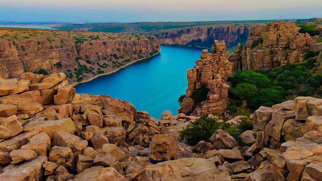 రాయలసీమలో ఉన్న గండికోట భారతదేశ గ్రాండ్ కెనియన్ గా ప్రసిద్ధి పొందింది. ఇక్కడ ఉన్న రాతి మండపాలు, లోయల మధ్య ప్రవహించే నది, ట్రెక్కింగ్ మార్గాలు.. ఇవన్నీ కలిసి ఒక అద్భుతమైన ఒంటరి సాహసాన్ని అందిస్తాయి. సాహసాలను ఇష్టపడేవారికి ఇది ఒక కొత్త రకమైన ప్రయాణంగా అనిపిస్తుంది.