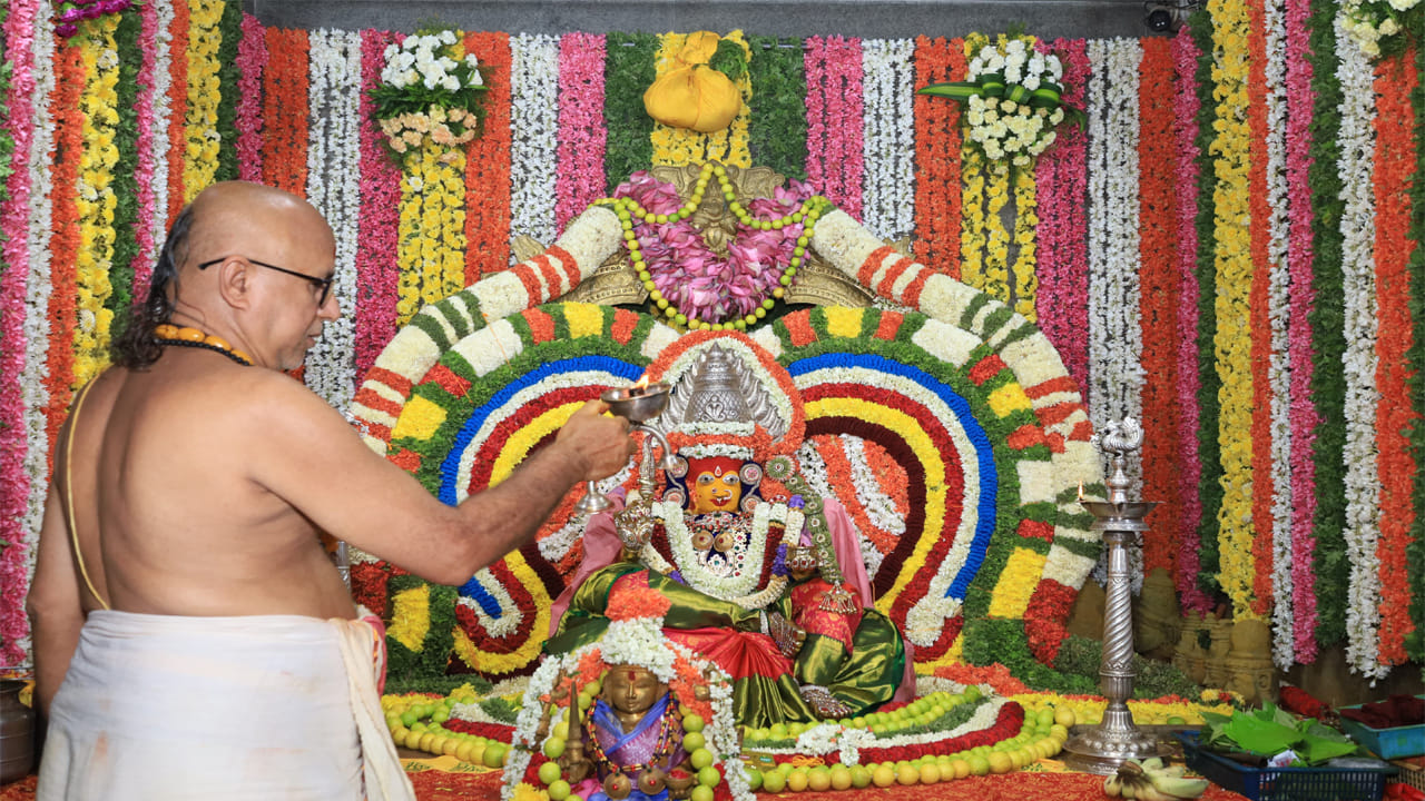 జాతరలో ఈ నెల 13 న అర్ధరాత్రి కీలక ఘట్టంగా గంగమ్మ విశ్వరూప దర్శన మిస్తారు. వేలాది మంది భక్తుల మధ్య అమ్మవారి మట్టి ప్రతిమకు పూజలు నిర్వహించనున్న కైకాల వంశస్థులు పేరంటాల వేషంలో చెంప నరకడం ద్వారా జాతర ముగుస్తుంది. 