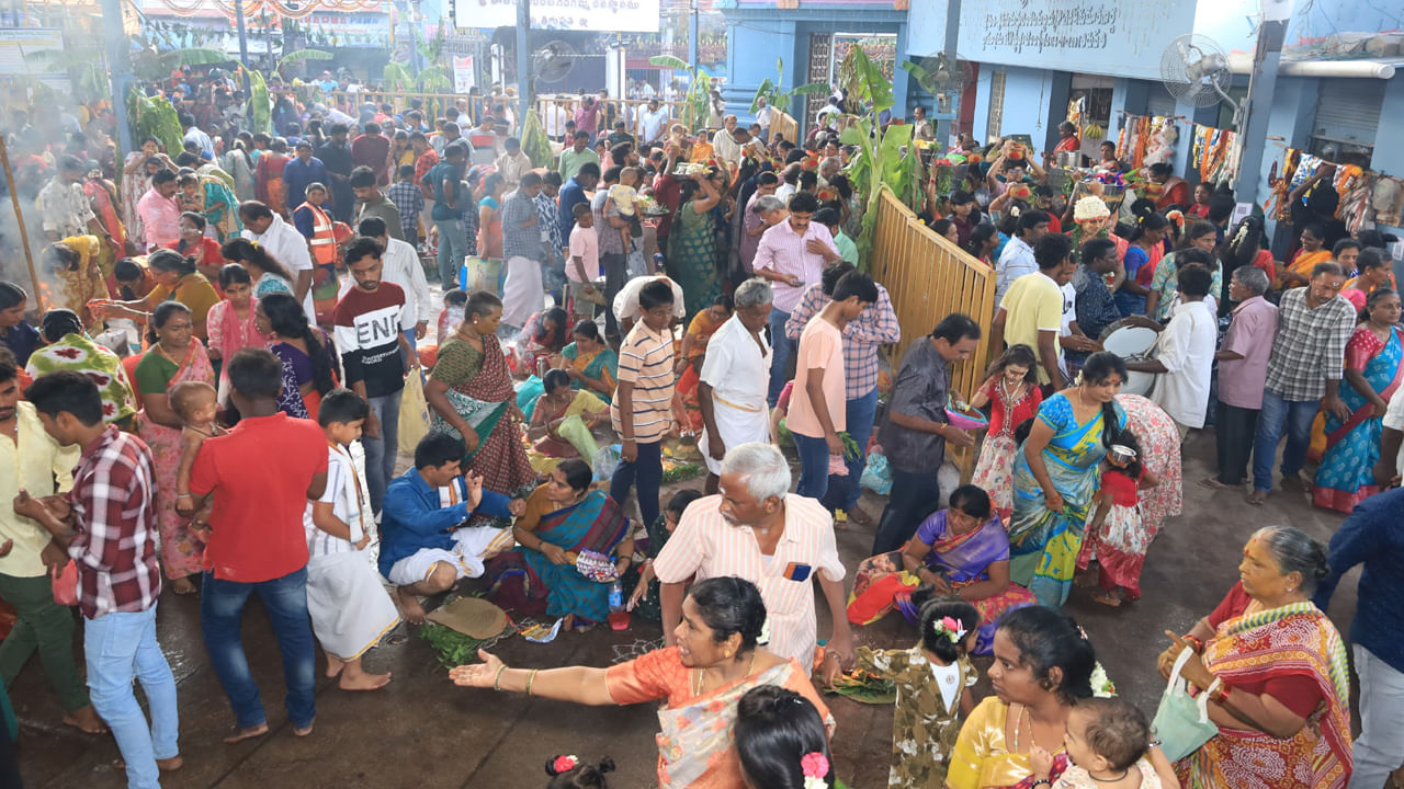 రాష్ట్ర పండడగా నిర్వహించే గంగ జాతర తిరుపతిలో కొత్త శోభను తెచ్చింది. డప్పుల దరువులతో హోరెత్తిస్తోంది. వారం రోజుల పాటు జరిగే ఈ జాతరకు వేలాదిగా భక్తులు తరలివస్తున్నారు. ఈ నేపథ్యంలో తిరుపతి గ్రామ దేవత తాతయ్య గుంట గంగమ్మ ఆలయంలో భక్తుల సందడి కొనసాగుతోంది. 
