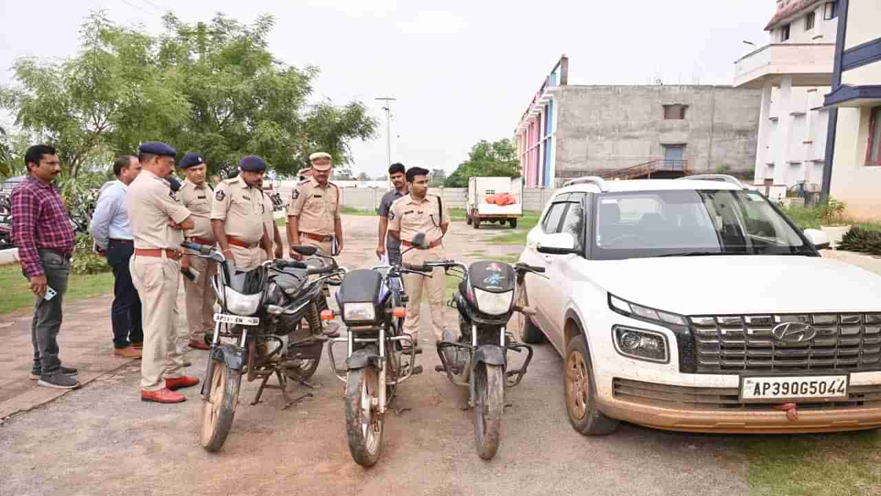 పామాయిల్ తోటలో వాసన రాకుండా భలే మ్యానేజ్ చేశారు.. కానీ గుప్పుమంది..!