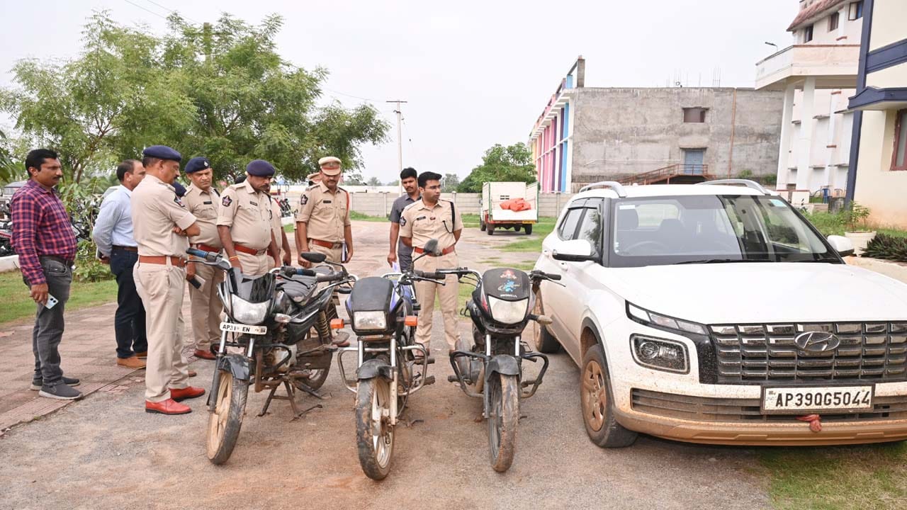 పామాయిల్ తోటలో వాసన రాకుండా భలే మ్యానేజ్ చేశారు.. కానీ గుప్పుమంది..!