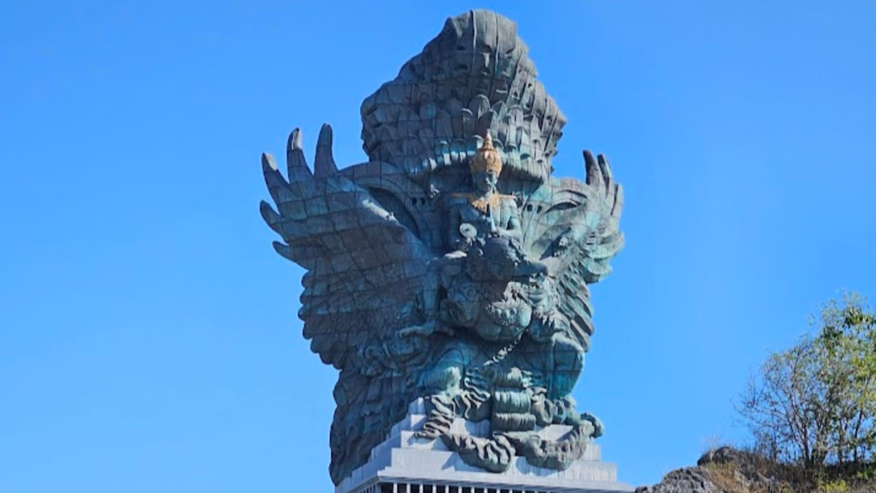 బాలీ ద్వీపంలోని ఉంగాసన్ ప్రాంతంలో ఉన్న ఈ విగ్రహం నిర్మాణం వెనుక ఒక కల ఉంది. 1979లో ఇండోనేషియాలో నివసించే శిల్ప బప్పా సుమన్ నువర్తా ఒక భారీ విగ్రహాన్ని తయారు చేయాలనుకున్నాడట. ప్రపంచంలో ఎక్కడా లేని పెద్ద విగ్రహాన్ని తయారు చేయాలనుకున్నాడు. సుధీర్ఘ కాలం ప్రణాళిక చేసి.. అందుకు కాస్త డబ్బు పొగేసి 1994లో విగ్రహ నిర్మాణం ప్రారంభించారు.