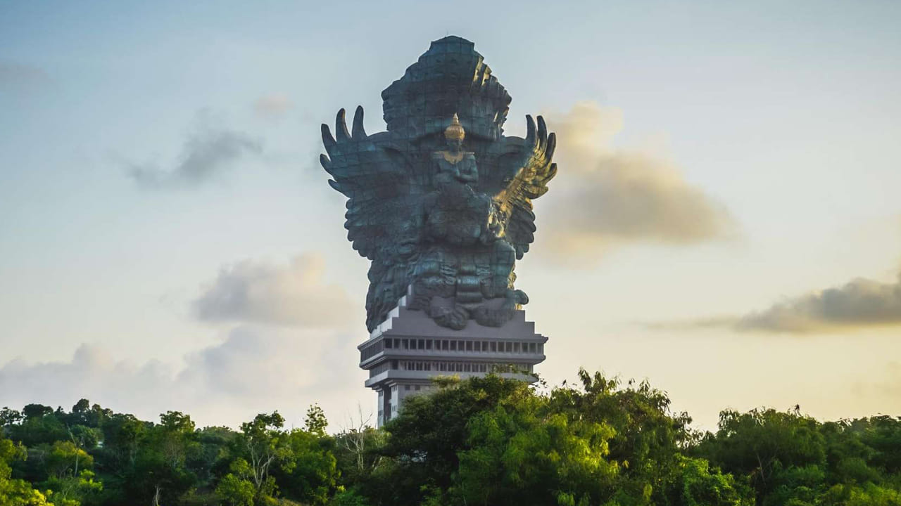 2007, 2013 మధ్య కొంత డబ్బు కొరత ఏర్పడింది. దీంతో విగ్రహ తయారీ నిలిచిపోయింది. అంతేకాకుండా.. విగ్రహా నిర్మాణానికి అక్కడి సమీప గ్రామస్తులు సైతం నిరసన తెలిపారు. అయితే పర్యాటకం, ఆదాయం గురించి వారికి వివరించిన తర్వాత వారు నిరసన ముగించారు. దీంతో విగ్రహ తయారీ మళ్లీ ప్రారంభమైంది. 2018లో పూర్తిగా విగ్రహం సిద్దమైంది. అప్పటి ఇండోనేషియా ప్రెసిడెంట్ మహా విష్ణువు విగ్రహాన్ని సందర్శించారు.