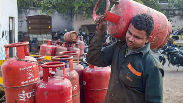 Gas Cylinder Subsidy: గ్యాస్ సిలిండర్ సబ్సిడీ డబ్బులు అకౌంట్లోకి రాలేదా..? అసలు కారణం ఇదే!
