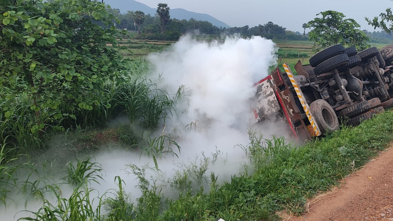 హైవేపై ట్యాంకర్ నుంచి వెలువడిన తెల్లటి వాయువు.. భయంతో జనం పరుగులు..!