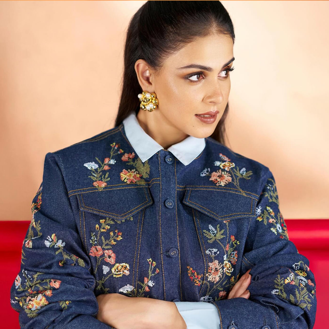 జెనీలియా డిసౌజా ఈ బ్యూటీ గురించి ప్రత్యేకంగా చెప్పాల్సిన అవసరం లేదు. తెలుగు, హిందీ, తమిళ, కన్నడ చిత్రాలలో నటించి మెప్పించింది జెనీలియా.  అమితాబ్ బచ్చన్‌తో కలిసి చేసిన పార్కర్ పెన్ వాణిజ్య ప్రకటన ద్వారా జెనీలియా గుర్తింపు పొందింది.