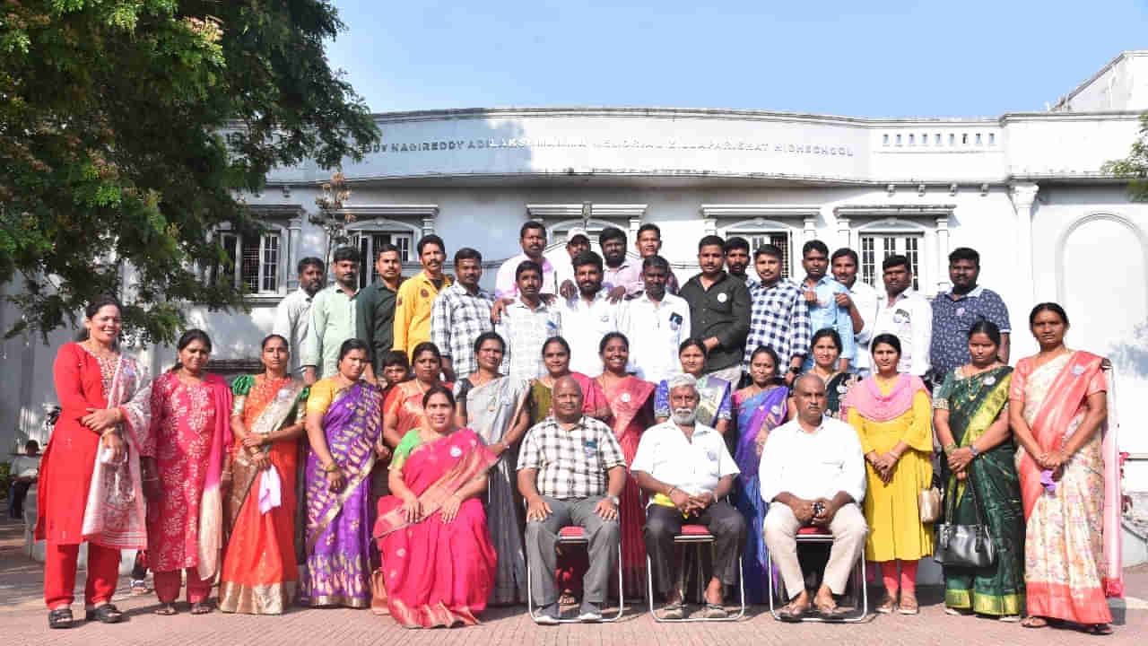 Telangana: 25 ఏళ్లకు పూర్వ విద్యార్థుల ఆత్మీయ సమ్మేళనం.. భావోద్వేగ సన్నివేశాలు