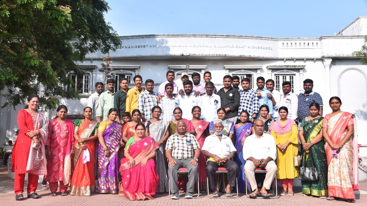 Telangana: 25 ఏళ్లకు పూర్వ విద్యార్థుల ఆత్మీయ సమ్మేళనం.. భావోద్వేగ సన్నివేశాలు