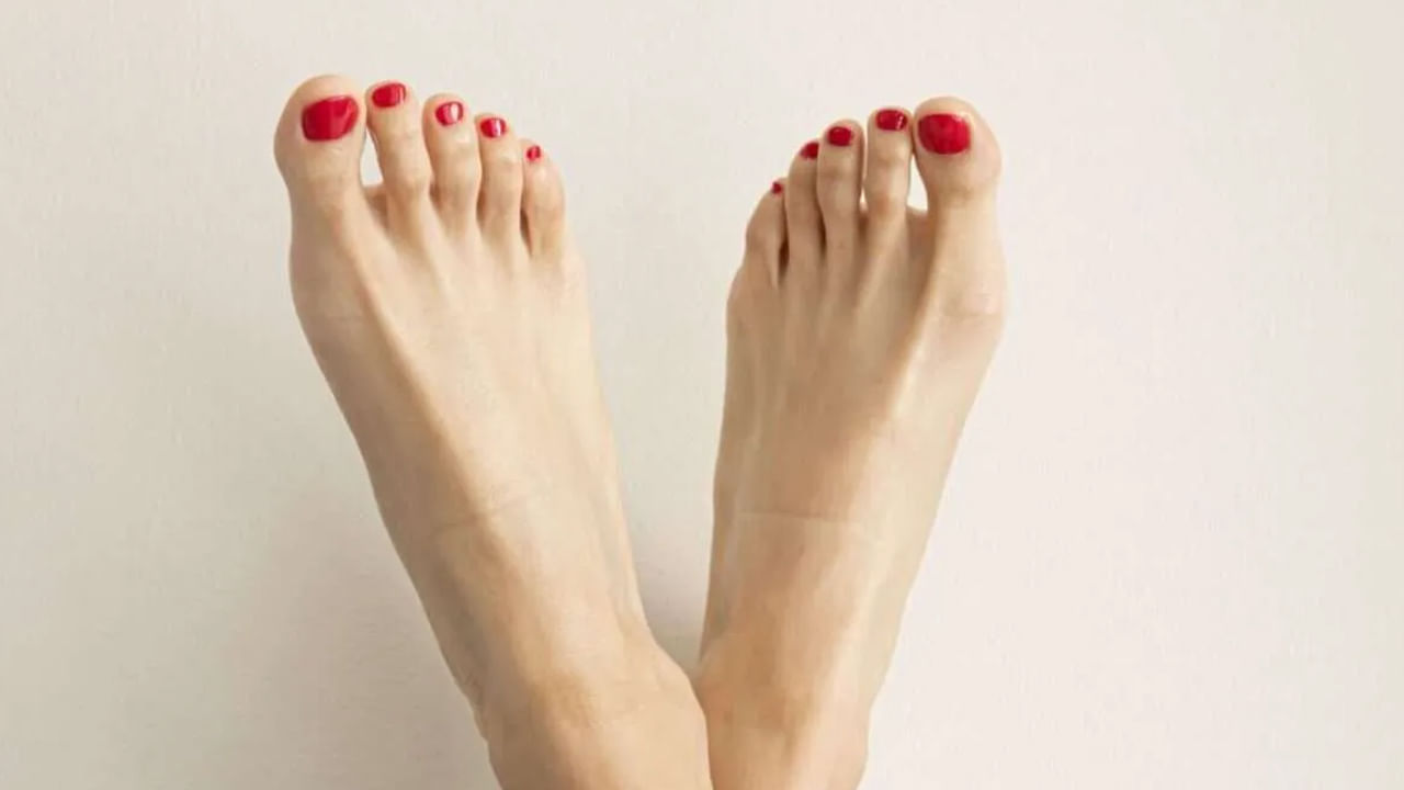 బొటనవేలు మినహా మిగిలిన నాలుగు వేళ్ళు సమానంగా ఉంటే, ఆ వ్యక్తి కుటుంబానికి ఎక్కువ ప్రాధాన్యత ఇస్తాడు. వారు కుటుంబ సభ్యులతో అనుబంధం కలిగి ఉంటారు. వారి అభిప్రాయాలను వినడానికి ఇష్టపడతారు.