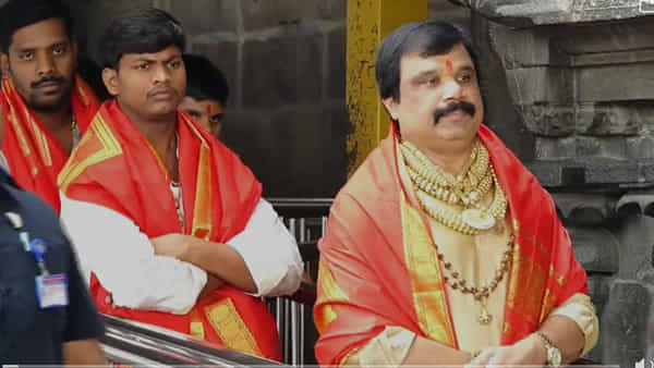 Tirumala: తిరుమలలో గోల్డ్ మెన్ సందడి.. మెడ నిండా నగలతో శ్రీవారి దర్శనం.. ఎన్ని కిలోలో తెలిస్తే షాక్..