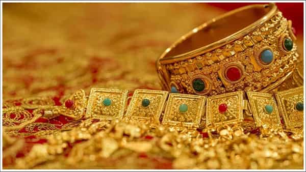 Gold Rate Today: పసిడి ప్రియులకు గుడ్న్యూస్.. మళ్లీ తగ్గిన బంగారం ధర.. తులం ఎంతంటే...