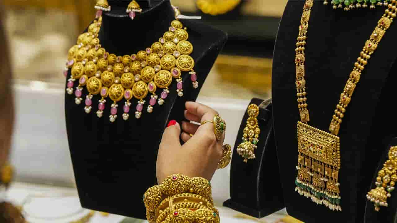 Gold Rate Today: పసిడి ప్రియులకు షాక్.. మళ్లీ భారీగా పెరిగిన బంగారం ధరలు.. తెలుగు రాష్ట్రాల్లో లేటెస్ట్ రేట్లు ఇవే..