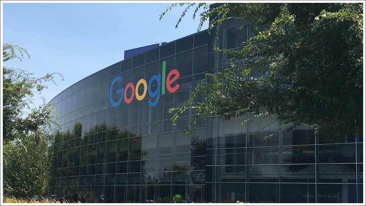 9to5Google నివేదిక ప్రకారం, ఆపిల్ వినియోగదారులు గూగుల్ సెర్చ్ యాప్ ద్వారా కొత్త లోగోను చూడటం ప్రారంభించారు. కానీ ప్రస్తుతం కొత్త లోగో ఆండ్రాయిడ్ బీటా వెర్షన్ 16.8.1 లో గుర్తించారు. కొత్త లోగో పిక్సెల్ స్మార్ట్ఫోన్లు, ఎంపిక చేసిన iOS పరికరాల్లో కనిపించవచ్చు. అయితే పాత పిక్సెల్ కాని ఆండ్రాయిడ్ స్మార్ట్ఫోన్లు, వెబ్లో పాత G లోగో కొనసాగుతుంది.