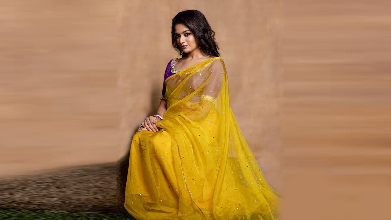 2022లో శివకార్తికేయన్ సరసన తమిళ మసాలా చిత్రం విరుమాన్ సినిమాతో కథానాయకిగా చలనచిత్ర అరంగేట్రం చేసింది. ఈ సినిమాలో ఈ వయ్యారి నటనకి ఉత్తమ తొలి నటిగా SIIMA అవార్డు గెలుచుకుంది. ఇది తెలుగులో మహావీరుడిగా విడుదలైంది.