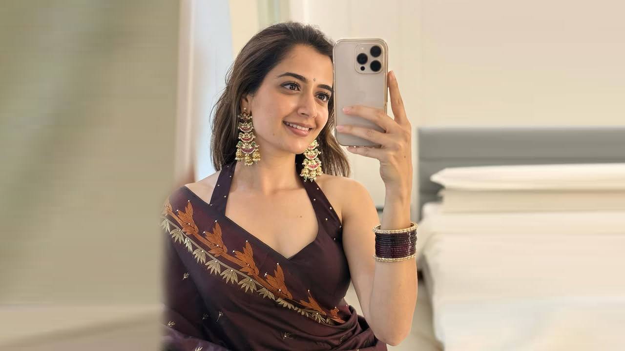 దర్శకుడు మహేష్ బాబు క్లీన్ అండ్ క్లియర్ ఫ్రెష్ ఫేస్ బెంగుళూరు పోటీలో ఆమెను చూసి క్రేజీ బాయ్ మూవీలో కథానాయకిగా అవకాశం ఇచ్చారు. SIIMA ద్వారా కథానాయకిగా ఉత్తమ డెబ్యూ యాక్ట్రెస్ అవార్డుకు ఎంపికైంది. తర్వాత కొన్ని చిత్రాల్లో నటించింది.