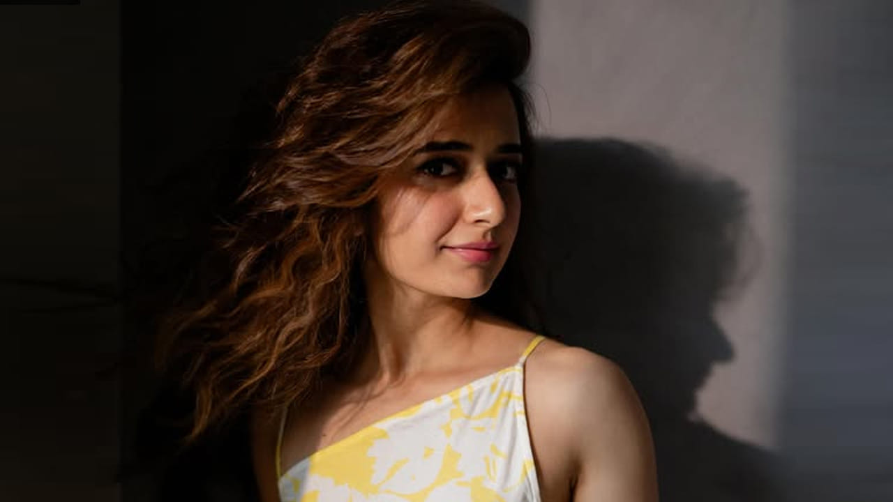 ఈ వయ్యారి అనూషా రంగనాథ్ అక్క కూడా ఉంది. ఈమె కూడా నటిగా పని చేస్తుంది. తుమకూరులోని బిషప్ సార్గెంట్ స్కూల్లో చదువుకుంది మరియు జ్యోతి నివాస్ కాలేజీలో ప్రీ-ఇన్ కోసం బెంగళూరుకు వెళ్లింది.