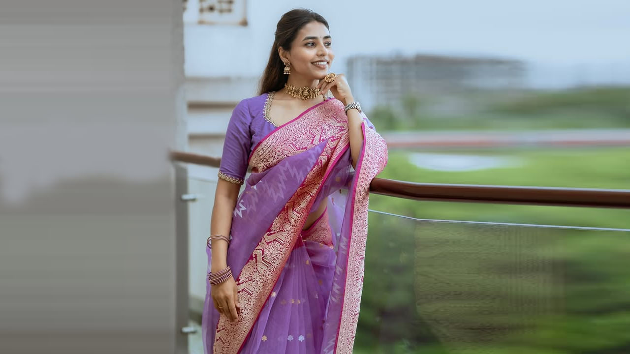 కాంతార సినిమాతో మంచి గుర్తింపు తెచ్చుకుంది అందాల భామ సప్తమీ గౌడ. కన్నడ భాషలో సినిమాలు చేసిన ఈ ముద్దుగుమ్మ కాంతారా సినిమాతో ఫెమస్ అయ్యింది. ఈ సినిమాలో డీ గ్లామర్ రోల్ లో నటించి మెప్పించింది.