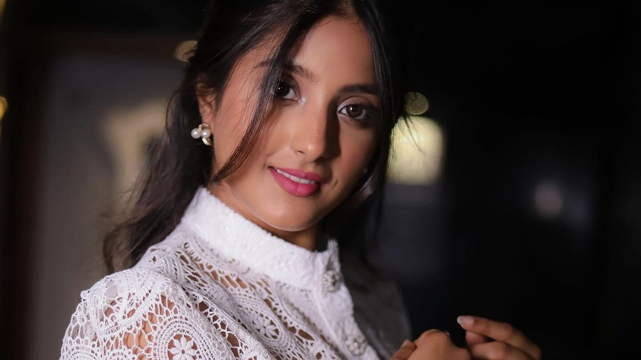 నటన పట్ల అంకితభావంతో ‘ఝాన్సీ కి రాణి’లో ‘మను’ క్యారెక్టర్ రోల్ కోసం రెండు నెలల పాటు గుర్రపు స్వారీ, కత్తియుద్ధంలో శిక్షణ తీసుకుంది. దీని కోసం సంస్కృతం  శ్లోకాలను  కూడా నేర్చుకుంది. తర్వాత మరికొన్ని సీరియల్స్ లో కనిపించింది. ప్రస్తుతం మెయిన్ హూన్ సాథ్ తేరే అనే సీరియల్ చేస్తుంది.