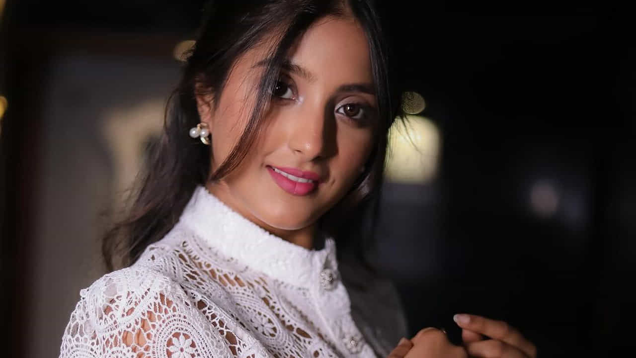 నటన పట్ల అంకితభావంతో ‘ఝాన్సీ కి రాణి’లో ‘మను’ క్యారెక్టర్ రోల్ కోసం రెండు నెలల పాటు గుర్రపు స్వారీ, కత్తియుద్ధంలో శిక్షణ తీసుకుంది. దీని కోసం సంస్కృతం శ్లోకాలను కూడా నేర్చుకుంది. తర్వాత మరికొన్ని సీరియల్స్ లో కనిపించింది. ప్రస్తుతం మెయిన్ హూన్ సాథ్ తేరే అనే సీరియల్ చేస్తుంది.
