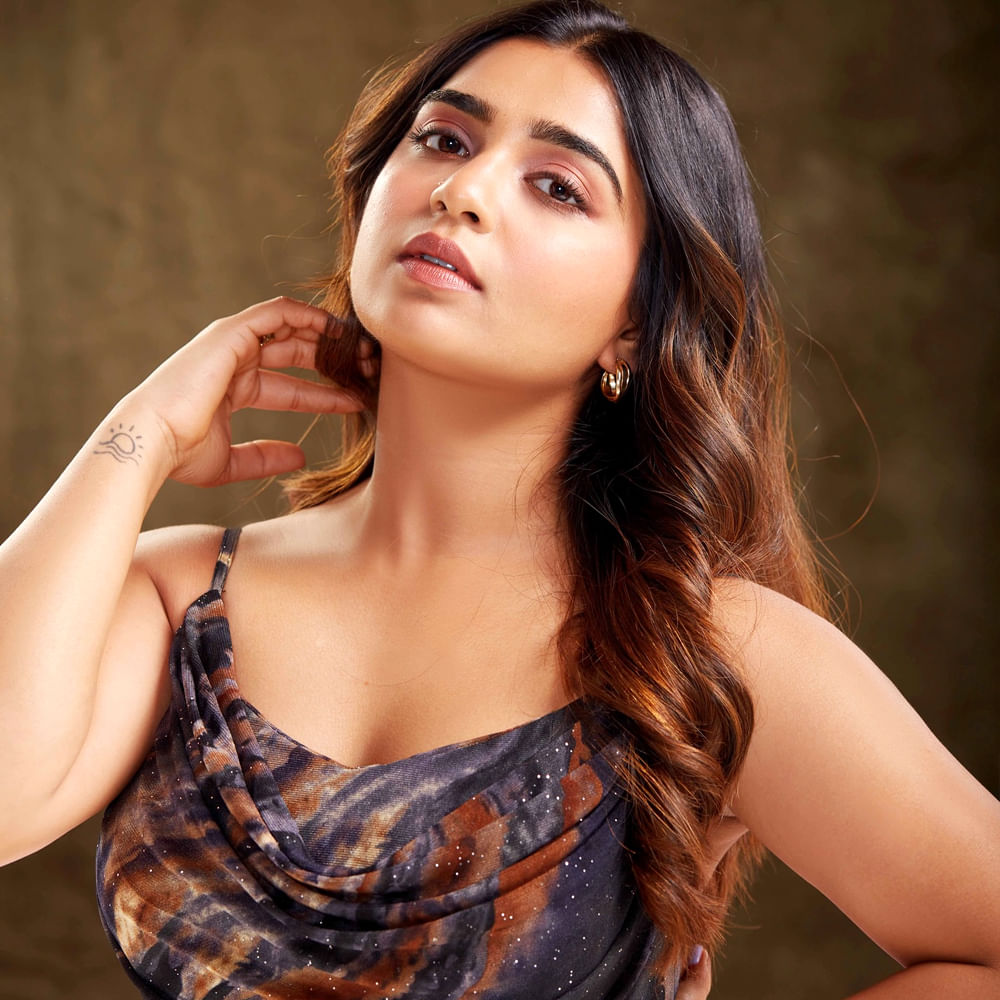 శ్రీదేవి శోభన్ బాబు సినిమా తర్వాత మరోసారి తెలుగు సినిమాలో నటించలేదు. కానీ అటు తమిళంలో మాత్రం ఇప్పుడిప్పుడే వరుస ఆఫర్స్ అందుకుంటుంది. తాజాగా గౌరి జీ కిషన్ లేటేస్ట్ ఫోటోస్ సోషల్ మీడియాలో వైరలవుతున్నాయి.