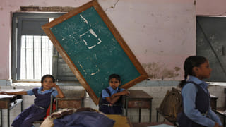 కత్తి పట్టుకుని నేరుగా పోలీసు స్టేషన్‌లోకి వచ్చిన యువకుడు.. ఆరా తీస్తే షాక్!