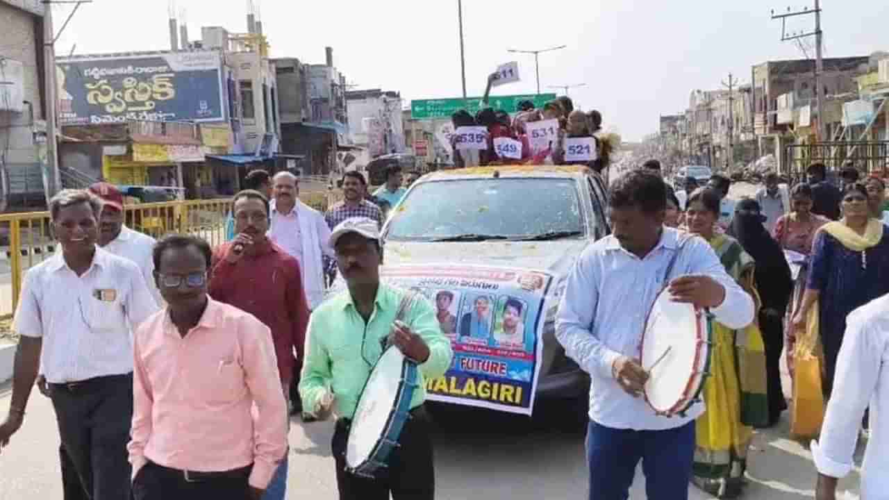 ఇదేం చిత్రమూ.. విద్యార్థులను ఊరేగించిన ఉపాధ్యాయులు.. ఎందుకంటే..!