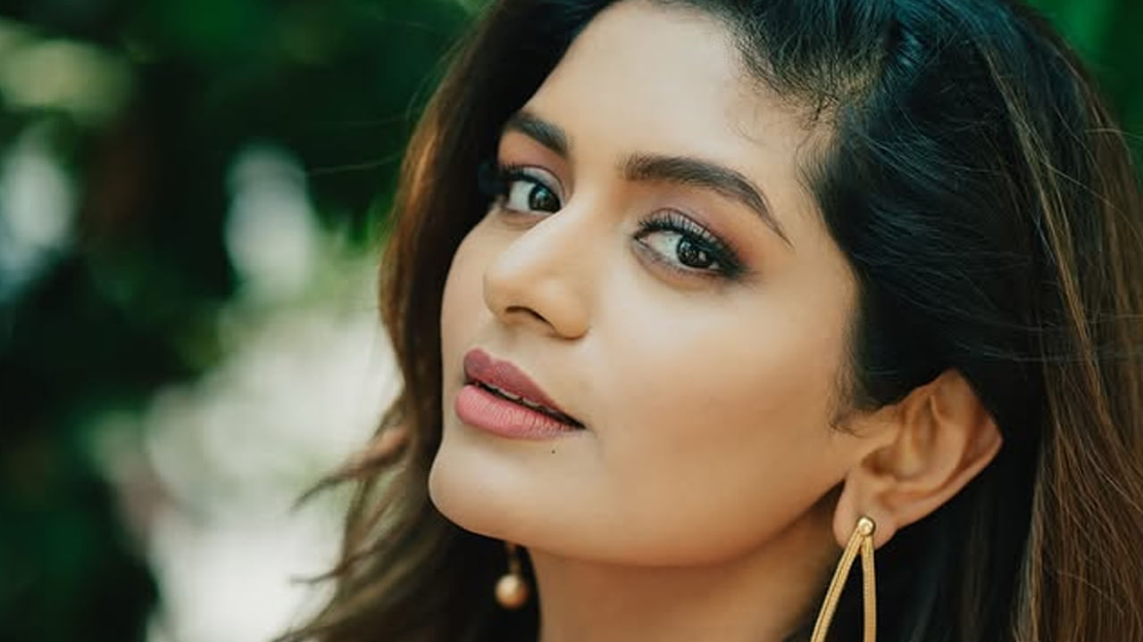 భైరవం సినిమాతో తెలుగులో అరంగేట్రం చేయనుంది ఈ సుకుమారి. ఈ చిత్రం త్వరలోనే ప్రేక్షకుల ముందుకు రానుంది.  దీంతో పాటు వన్స్ మోర్ అనే ఓ తమిళ చిత్రంలో కూడా నటిస్తుంది. ఈ చిత్రీకరణ పూర్తయింది.