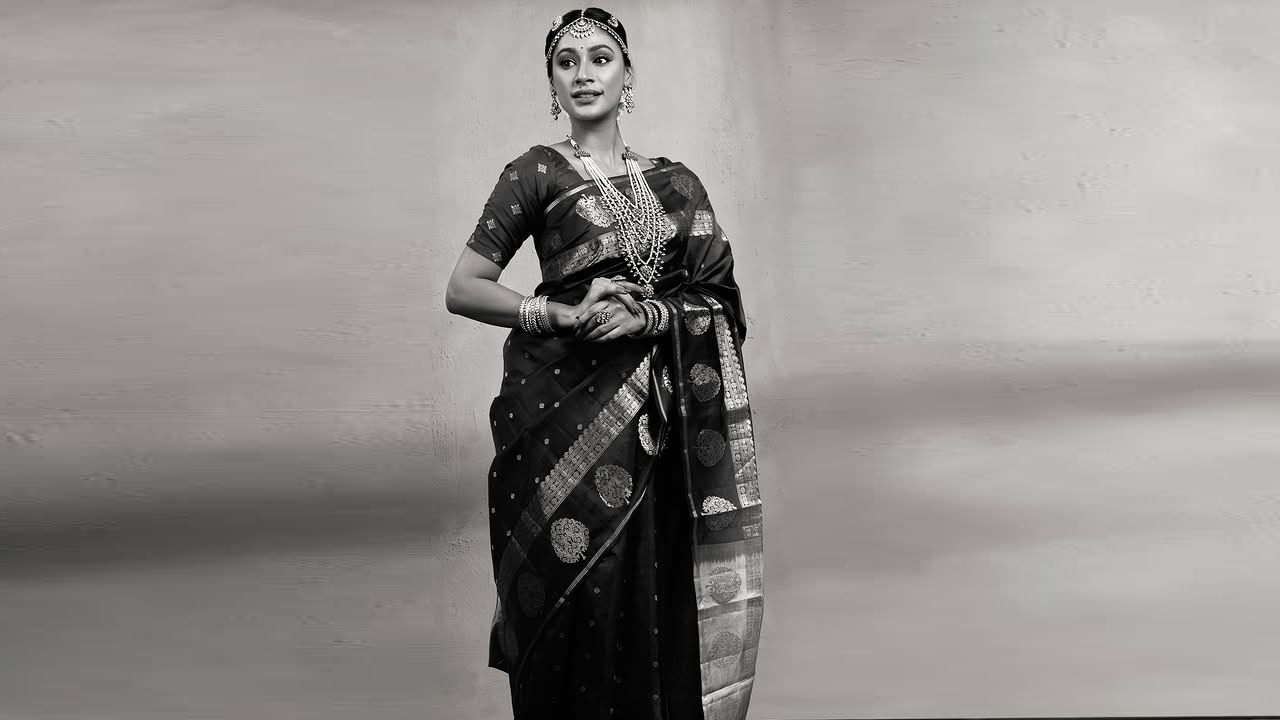 తాజాగా ఈ కోమలి సోషల్ మీడియా వేదికగా కొన్ని పిక్స్ షేర్ చేసింది. ఈ ఫోటోలను చుసిన కుర్రకారు క్రేజీ కామెంట్స్ పెడుతూ షేర్ చేస్తున్నారు. ఇక మీరు కూడా ఈ ట్రెండీ ఫోటోలపై ఓ లుక్కెయ్యండి.