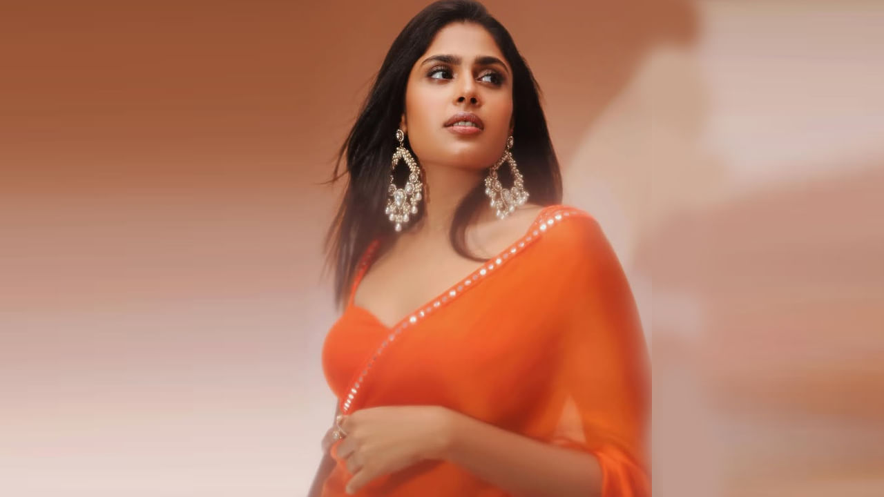 ఈ వయ్యారి సినిమాల్లోకి రావడానికి ముందు హైదరాబాద్లో థియేటర్ నటిగా పనిచేసింది. 2021లో నవీన్ పోలిశెట్టి సరసన తెలుగు కామెడీ డ్రామా చిత్రం జాతిరత్నాలులో హీరోయిన్గా ఆఫర్ వచ్చింది.