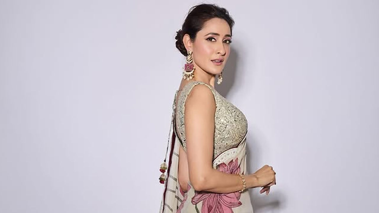 2015లో మిర్చి లాంటి కుర్రాడు చిత్రంతో తెలుగు డెబ్యూ ఇచ్చిన ఈ బ్యూటీ... అదే ఏడాది వచ్చిన కంచె సినిమాతో మంచి గుర్తింపు తెచ్చుకుంది. కంచె చిత్రానికి 63వ ఫిల్మ్‌ఫేర్ అవార్డ్స్ సౌత్ బెస్ట్ ఫిమేల్ డెబ్యూట్, 5వ SIIMA ఉత్తమ మహిళా అరంగేట్రం (తెలుగు), సినీమా అవార్డ్స్ బెస్ట్ ఫిమేల్ డెబ్యూ, 18వ ఉగాది పురస్కారాలు ఉత్తమ మహిళా అరంగేట్రం, జీ తెలుగు అప్సర అవార్డులు, TSR – TV9 జాతీయ చలనచిత్ర అవార్డుల వేడుకలో ఉత్తమ తొలి నటి అవార్డులు ఉందుకుంది.