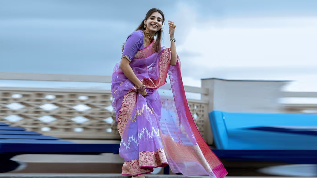 అలాగే ఈ సినిమాలో తన అందంతోనూ కవ్వించింది. కాంతార సినిమా తర్వాత దర్శకుడు వివేక్ అగ్నిహోత్రి తెరకెక్కించిన బాలీవుడ్ చిత్రం ది వ్యాక్సిన్ వార్ లో కూడా నటించింది. ఈ సినిమా కూడా మంచి విజయం సాధించింది. దాంతో ఈ చిన్నదానికి ఆఫర్స్ పెరిగాయి.
