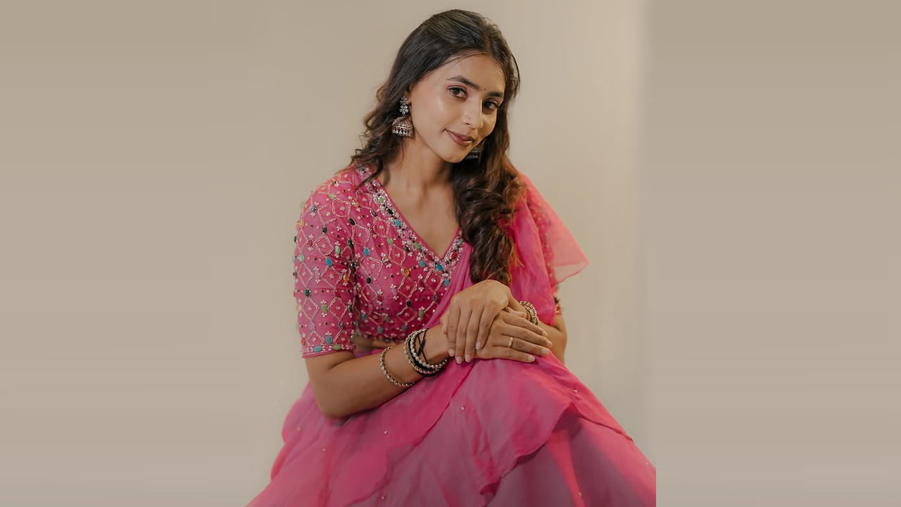కాంతార సినిమాతో మంచి గుర్తింపు తెచ్చుకుంది అందాల భామ సప్తమీ గౌడ. కన్నడ భాషలో సినిమాలు చేసిన ఈ ముద్దుగుమ్మ కాంతారా సినిమాతో ఫెమస్ అయ్యింది. ఈ సినిమాలో డీ గ్లామర్ రోల్ లో నటించి మెప్పించింది.